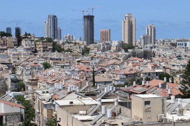 Bnei Brak 'ın silueti. Kuleleri olan büyük şehir silueti.