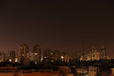 Şehrin üzerinde gece gökyüzü