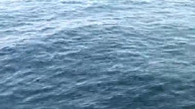 Kinneret deniz dalgaları yaklaşıyor, sakin deniz dalgaları yaklaşıyor, durgun suyun mavi dalgaları, saf mavi deniz sakinliği