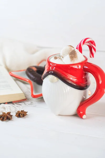 Nyårsafton Bakgrund Santa Claus Mugg Med Marshmallows Julkakor Öppen Bok — Stockfoto
