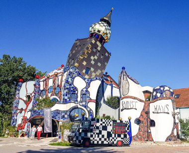 Kuchlbauer Kulesi, Friedensreich Hundertwasser ve Peter Pelikan 'dan Hundertwasser Kulesi Kuchlbauer bira fabrikasının bira bahçesinde, Kuchlbauer' s World of Beer, Abensberg, Bavyera,