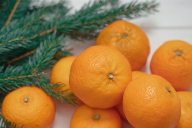 Noel ağacı dalları ve mandallarıyla Noel arkaplanı