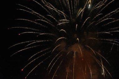 Siyah arka planda havai fişekler