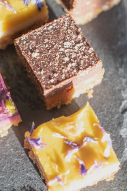 Tabakta çikolatalı pasta, Büyük Şekerli Kek