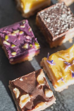 Tabakta çikolatalı pasta, Büyük Şekerli Kek