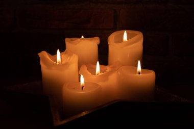 Siyah arkaplanda yanan mum