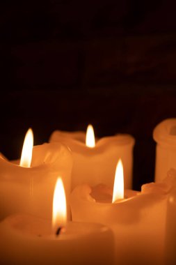 Siyah arkaplanda yanan mum