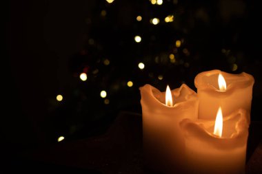 Siyah arkaplanda yanan mum