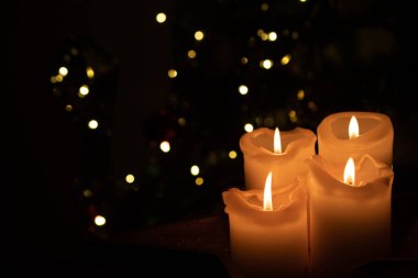 Siyah arkaplanda yanan mum