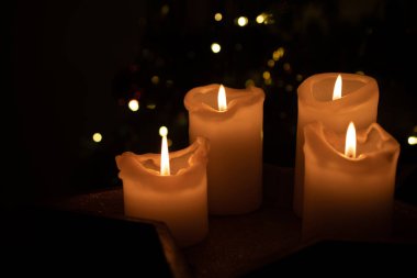 Siyah arkaplanda yanan mum