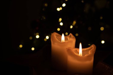 Siyah arkaplanda yanan mum