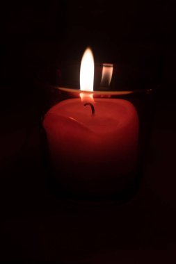 Siyah arkaplanda yanan mum