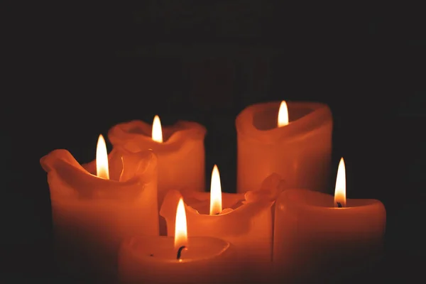 Membakar Lilin Pada Latar Belakang Hitam — Stok Foto