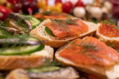 Festival masasında hafif atıştırmalıklar, kanepeler, balıklı sandviçler.