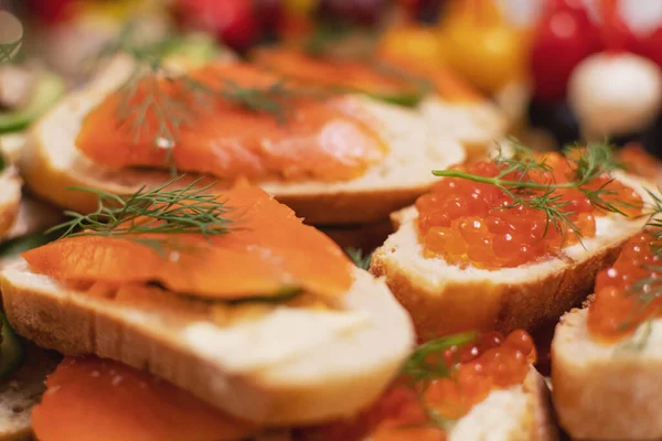 Lichte Snacks Feesttafel Snoepjes Broodjes Met Vis — Stockfoto