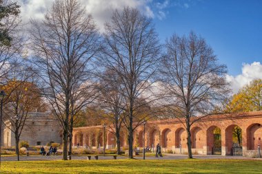 # Parkta güzel bir sonbahar manzarası # # Sonbahar parkı # # Sarı ağaçlar ve sarı otlar ile # # İngiltere 'nin Bavyera şehrinde #