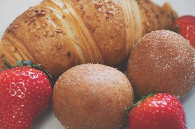 Kahvaltıda lezzetli çikolatalı kruvasan.