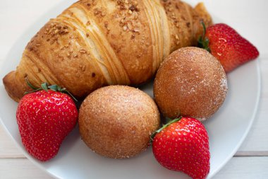 Kahvaltıda lezzetli çikolatalı kruvasan.