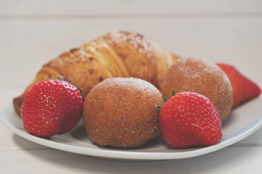 Kahvaltıda lezzetli çikolatalı kruvasan.