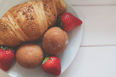 Kahvaltıda lezzetli çikolatalı kruvasan.