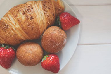 Kahvaltıda lezzetli çikolatalı kruvasan.