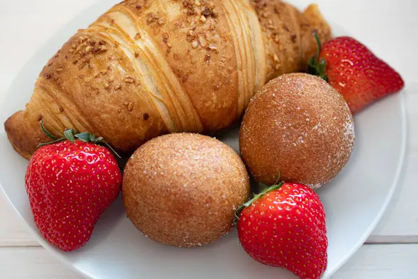 Kahvaltıda lezzetli çikolatalı kruvasan.