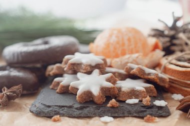 Alman Noel pastaları, zimtsterne, dresdner Stoller, schoko lebkuchen