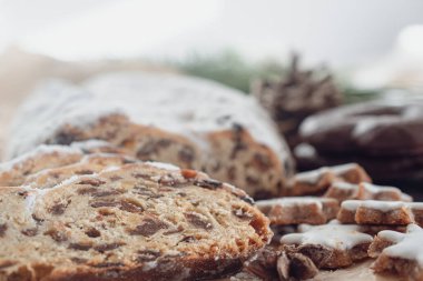 Alman Noel pastaları, zimtsterne, dresdner Stoller, schoko lebkuchen
