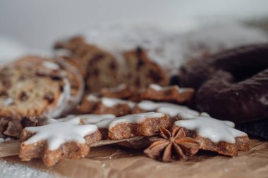 Alman Noel pastaları, zimtsterne, dresdner Stoller, schoko lebkuchen