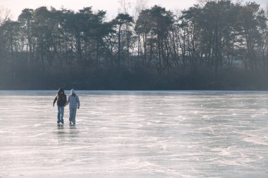 İngiltere 'de bir gölde güzel bir kış manzarası, donmuş bir göl.