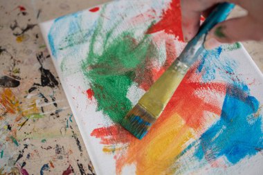 Resim dersleri, boyalı tuvaller, fırçalar ve resim için diğer elementler.