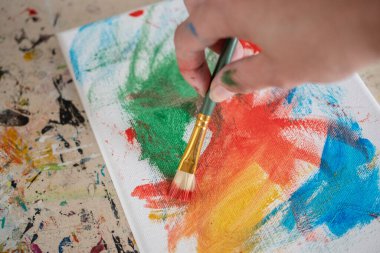 Resim dersleri, boyalı tuvaller, fırçalar ve resim için diğer elementler.