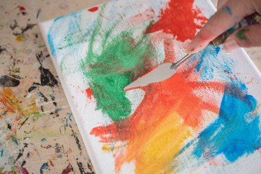 Resim dersleri, boyalı tuvaller, fırçalar ve resim için diğer elementler.