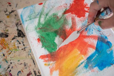 Resim dersleri, boyalı tuvaller, fırçalar ve resim için diğer elementler.