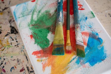 Resim dersleri, boyalı tuvaller, fırçalar ve resim için diğer elementler.