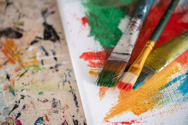 Resim dersleri, boyalı tuvaller, fırçalar ve resim için diğer elementler.