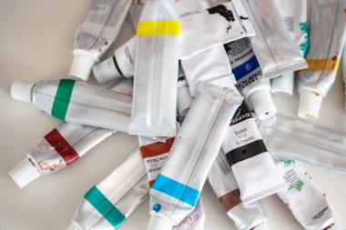 Resim dersleri, boyalı tuvaller, fırçalar ve resim için diğer elementler.