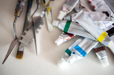 Resim dersleri, boyalı tuvaller, fırçalar ve resim için diğer elementler.