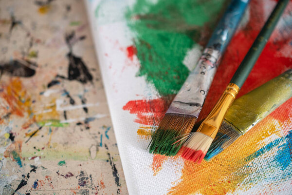 уроки живописи, холст с красками, кисти и другие элементы для рисования