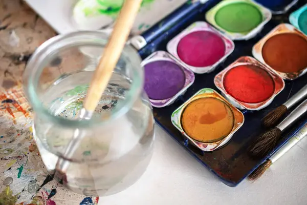 Resim dersleri, boyalı tuvaller, fırçalar ve resim için diğer elementler.