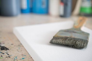 Resim dersleri, boyalı tuvaller, fırçalar ve resim için diğer elementler.