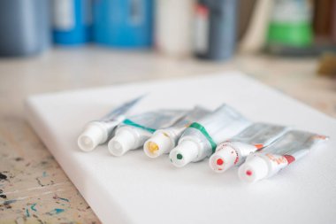 Resim dersleri, boyalı tuvaller, fırçalar ve resim için diğer elementler.