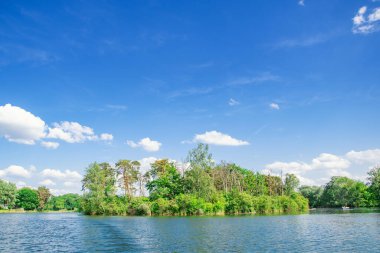 Ingolstadt 'taki gölde güneşli bir bahar günü