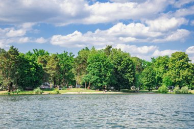 Ingolstadt 'taki gölde güneşli bir bahar günü