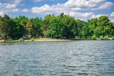 Ingolstadt 'taki gölde güneşli bir bahar günü