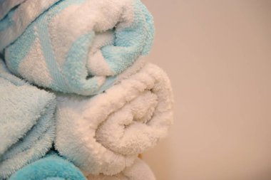 Yumuşak bir zeminde havlu yığını..