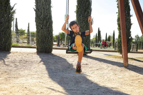 Porträt Einer Glücklichen Jungen Asiatin Die Mit Ihrer Tochter Stadtpark — Stockfoto