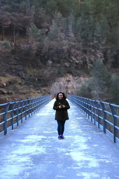 Eine Junge Frau Schwarzer Jacke Und Hut Geht Winterwald Fluss — Stockfoto