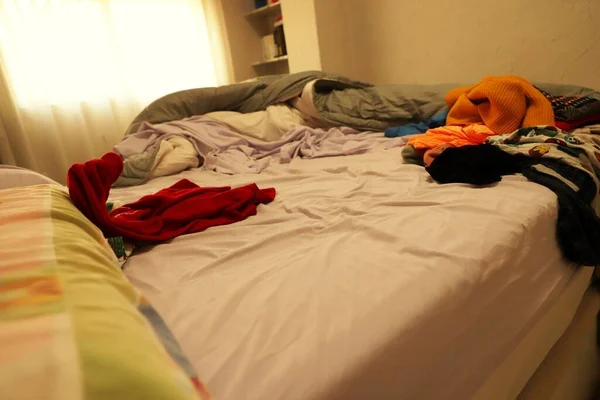 Łóżko Czerwonym Kocem Poduszką — Zdjęcie stockowe