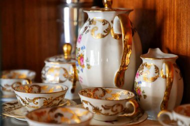 Çay seti masanın üstünde.